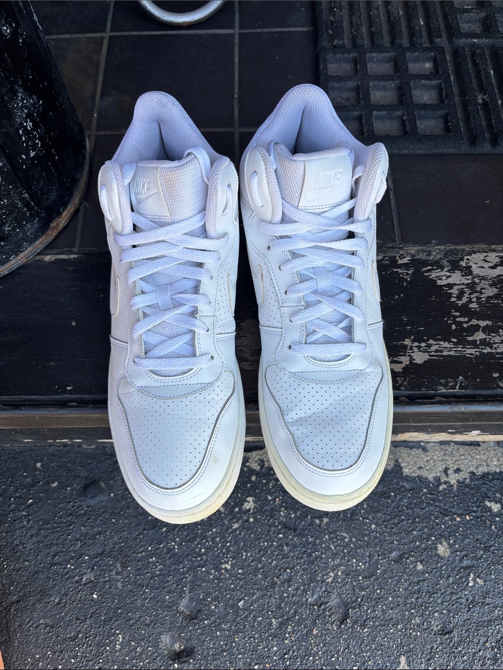 Nike Men’s White Leather Low-Top Sneakers